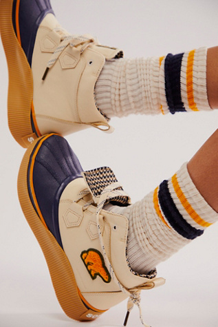 Bottes Classiques Imperméables SOREL Out N About IV Varsity en Honey White/Dark Midnight, pour femme taille: US 7.5 chez Free People