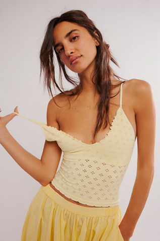 Débardeur Triangulaire Sans Couture Œillet par Intimately en Crème De Banane, pour femme taille: XS/S chez Free People
