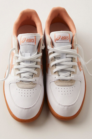 ASICS Skyhand OG Sneakers en White/Sepia, pour femme taille: US 7 M chez Free People