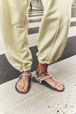 Genesis Packable Sport Sandals par Xero Shoes en Stone, pour femme taille: US 11 chez Free People