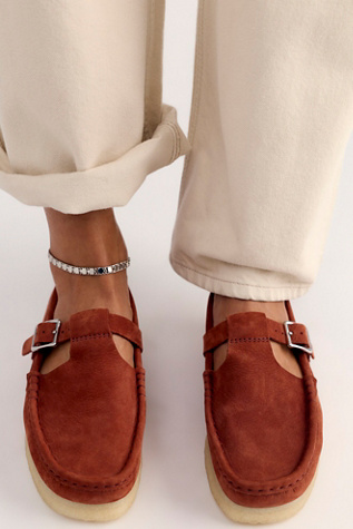 Женские балетки Clarks Wallabee T-Bar Mary Janes, цвет: Коричневый / Каштановый — фото 1