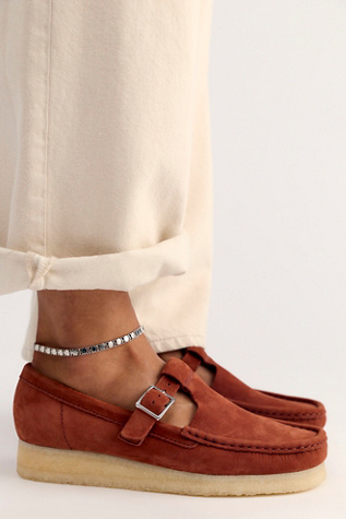 Женские балетки Clarks Wallabee T-Bar Mary Janes, цвет: Коричневый / Каштановый — фото 2