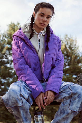 Doudoune Compressible Gettin Lost par FP Movement en Rouge Violet, pour femme taille: XS chez Free People