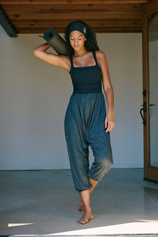 Shiny Happy One Piece par FP Movement en Black, pour femme chez Free People