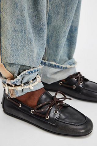 Yachting Day Boat Shoes par Jeffrey Campbell en Black Ruboff, pour femme taille: US 8.5 chez Free People