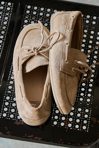 Chaussures Bateau de Jour Yachting par Jeffrey Campbell en Taupe Distressed Suede, pour femme taille: US 6.5 chez Free People