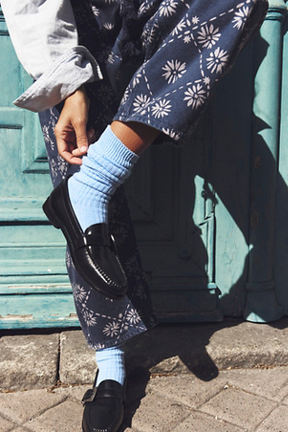 Chaussettes Unies Super Froncées par Hansel From Basel en Bleu Clair, pour femme chez Free People