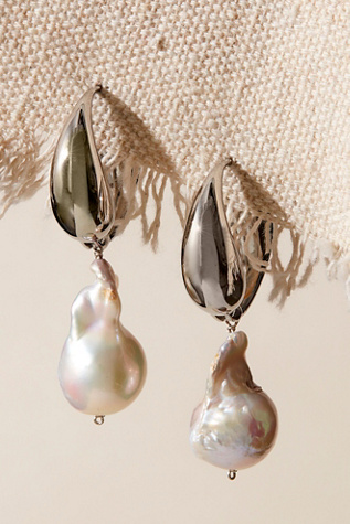 Kozakh Twist Pearl Earrings