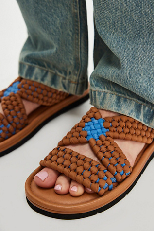 Edge Water Woven Sandals par FP Collection en Swim Team/Luggage, pour femme taille: US 9 chez Free People