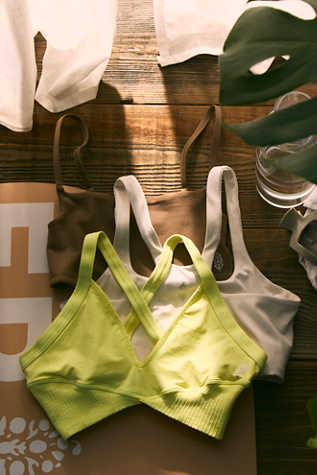 Soutien-gorge Super Plunge Good Karma par FP Movement en Sour Citrus, pour femme taille: M/L chez Free People