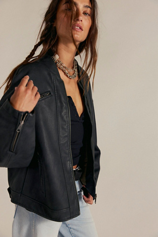 We The Free Vinny Vegan Bomber en Black, pour femme chez Free People