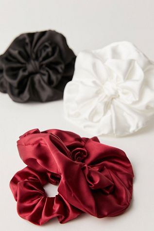 Maria's Bow Scrunchie par Free People en Black, pour femme
