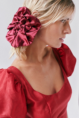 Maria's Bow Scrunchie par Free People en Oxblood Red, pour femme
