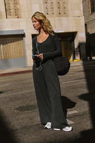 Hot Shot Wide Leg Onesie par FP Movement en Noir, pour femme taille: XL chez Free People