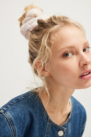 Nina Jumbo Scrunchie par Free People en Ivory Dreams, pour femme