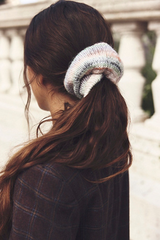 Trending: Jumbo Scrunchies 