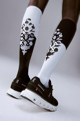 Baskets On Cloud 6 en Noir/Blanc, pour femme taille: US 7.5 chez Free People
