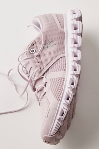Baskets On Cloud 6 en Mauve/Orchidée, pour femme taille: US 8.5 chez Free People