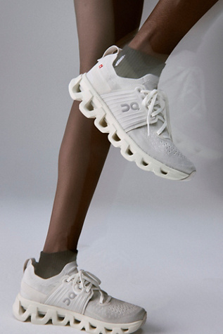 Baskets On Cloudswift 4 en Loup/Sable, pour femme taille: US 9.5 chez Free People