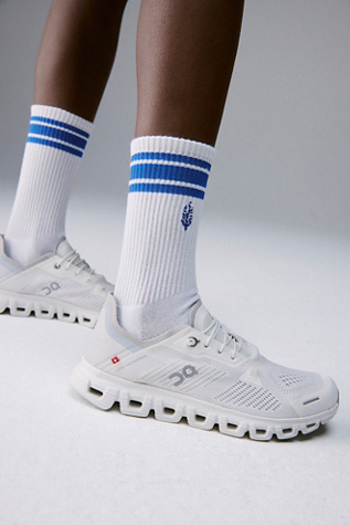 On Cloud 6 Coast Sneakers en White/Glacier, pour femme taille: US 8.5 chez Free People