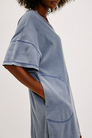 Tee-shirt de Nuit Better Days par Intimately en Délavage Denim, pour femme taille: XS chez Free People