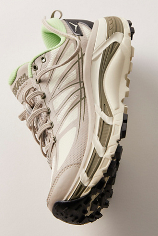 Baskets HOKA Mafate Speed 2 en Mastic/Eucalyptus, pour femme taille: US 7.5 M chez Free People