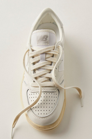 Baskets New Balance T500 en Sel De Mer/Blanc, pour femme taille: US 8.5 M chez Free People