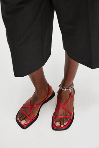 Sandales Vagabond Izzy par Vagabond Shoemakers en Rouge Vif, pour femme taille: EU 36 chez Free People