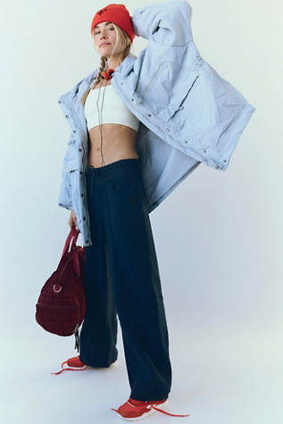 Un pantalon hors du commun par FP Movement en Midnight Navy, pour femme chez Free People
