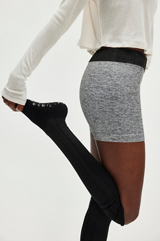 Chaussettes Hautes Avec Grip Orteils Ouverts et Volants par Lucky Honey en Noir, pour femme chez Free People