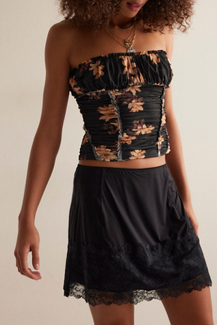 Jupon Party Crashers par Intimately en Black, pour femme chez Free People