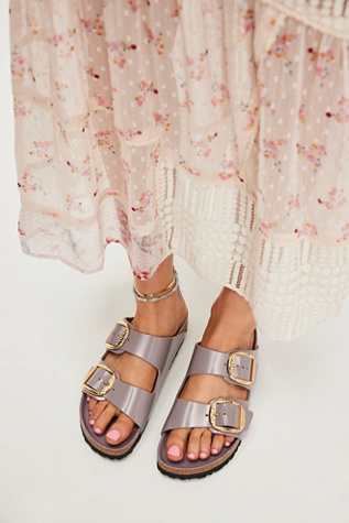 Birkenstocks Arizona à Grosse Boucle Martelée en Violet Délavé Haute Brillance, pour femme taille: EU 39 chez Free People