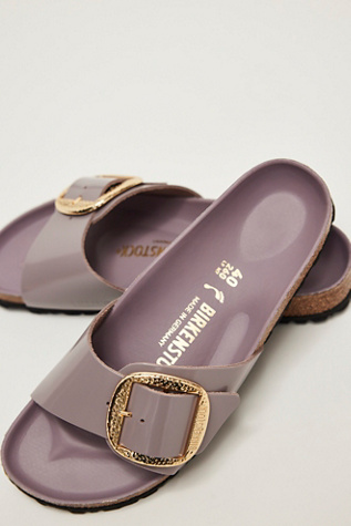 Birkenstocks Madrid Grande Boucle Martelée en Violet Délavé Haute Brillance, pour femme taille: EU 38 chez Free People