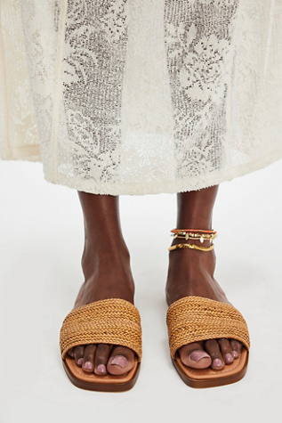 Under The Palms Slide Sandals par Seychelles en Brun, pour femme taille: US 7.5 chez Free People