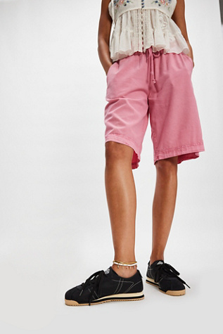 Baskets Basses Lacoste Club en Noir/Jaune Clair, pour femme taille: US 7.5 chez Free People