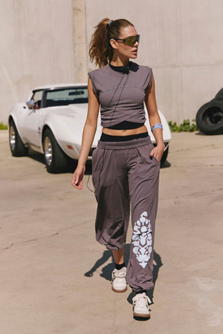Hot Shot Logo Crossover Set par FP Movement en Motif Gris, pour femme chez Free People