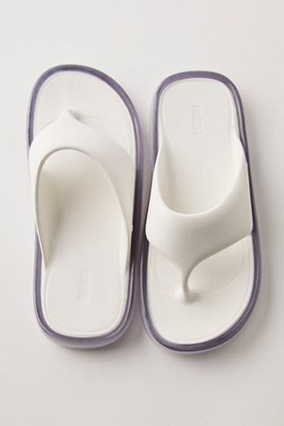 Melissa Float Thong Sandals en White/Clear, pour femme taille: US 8 chez Free People