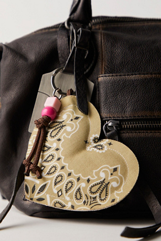 Call It By Your Name Keychain par Free People en Cerise, pour femme