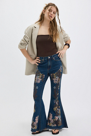 Wrangler x Lainey Wilson Wildflower Embroidered Jeans en Boho Wash, pour femme taille: 28 chez Free People