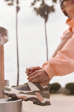 Baskets Salomon X Ultra 5 en Aloès/Sablé/Acajou, pour femme taille: US 8 chez Free People