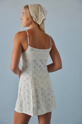 Mini Nuisette Full Bloom par Intimately en Ivory, pour femme taille: XL chez Free People