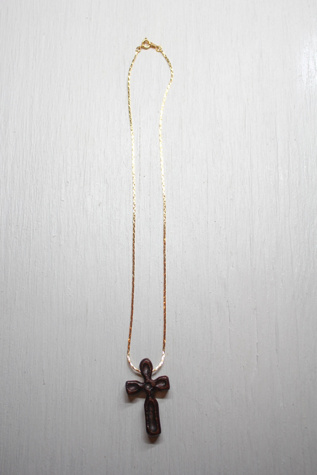 Женские колье Moons + Junes Vintage Carved Wooden Cross Pendant Gold Selected, цвет: Коричневый — фото 2