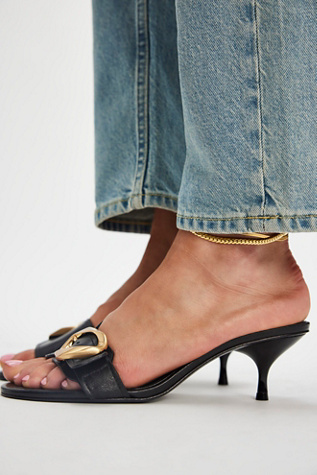 Kaylor Kitten Heels par Schutz en Black, pour femme taille: US 8.5 chez Free People