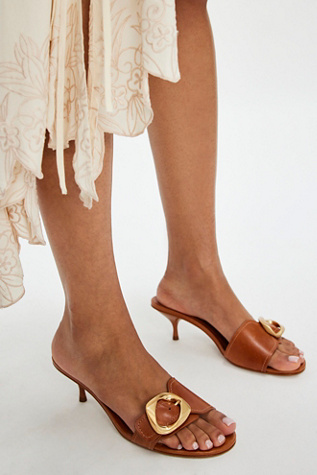 Kaylor Kitten Heels par Schutz en Cuoio Brown, pour femme taille: US 7.5 chez Free People