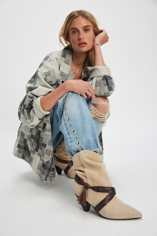 Bottes Enveloppantes Bronte Belt par FP Collection en Taupe Suede, pour femme taille: US 8 chez Free People