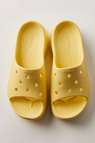 Sandales Crocs Bae en Hémérocalle, pour femme taille: US 8 chez Free People