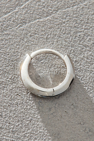 Maria Tash Vertex Hoop Earring en White Gold, pour femme chez Free People