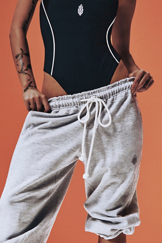 Flutter Cropped Joggers par FP Movement en Grey, pour femme taille: XS chez Free People