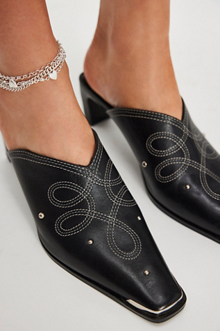 Mules Roxi à bout métallique par Free People en Black Leather, pour femme taille: US 8