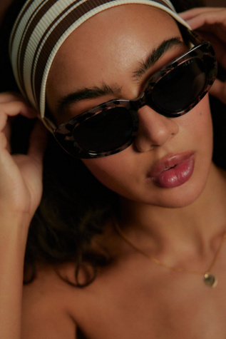 Lunettes de soleil Audrey par Free People en Écaille Blonde/Marine, pour femme